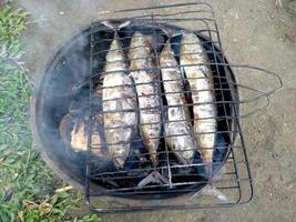 ikan panggang o pesce alla griglia. cibo culinario tradizionale indonesiano foto