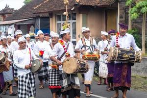 bali, indonesia, 2022 - accompagnamento musicale di strumenti tradizionali durante le cerimonie religiose indù a bali durante le festività galungan e kuningan foto