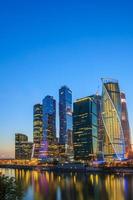 edifici del complesso della città di Mosca dei grattacieli alla sera, Russia