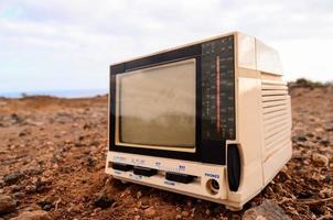 televisione grigia rotta abbandonata foto