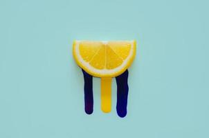 affetta il limone con il colore del poster giallo e blu scuro foto