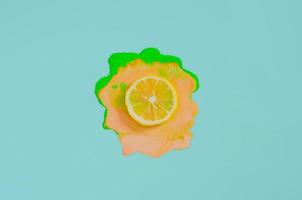 affettare il limone sul colore del poster colorato foto