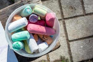 pastelli multicolori in un secchio di plastica. vista dall'alto. foto