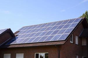 energia rinnovabile verde con pannelli fotovoltaici foto