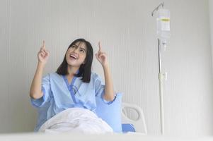 giovane paziente speranzosa e felice in ospedale, assistenza sanitaria e concetto medico foto