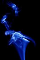fumo blu su sfondo nero foto