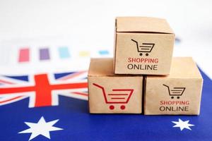 shopping online, scatola del carrello su bandiera usa australia, import export, commercio finanziario. foto