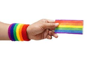 donna asiatica con bandiera arcobaleno isolata su sfondo bianco con tracciato di ritaglio, diritti dei simboli lgbt e uguaglianza di genere, mese dell'orgoglio lgbt a giugno. foto