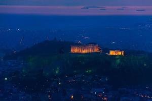 panorama notturno, tempio partenone, atene in grecia foto