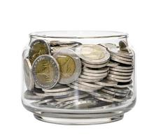 monete in bottiglia di vetro isolate su sfondo bianco, includono il percorso di ritaglio, il risparmio aziendale e il concetto di investimento foto