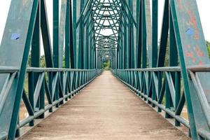 ponte di ferro verde sul fiume foto