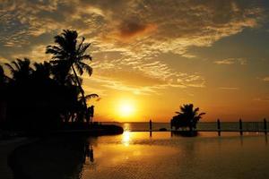 tramonto sulla spiaggia delle Maldive