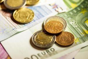 monete in euro e banconote. foto