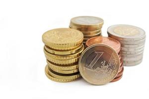 pila di monete europee in euro in background foto