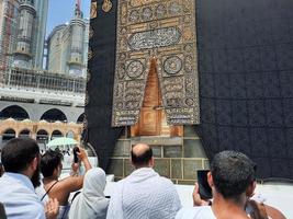 mecca, arabia saudita, giugno 2022 - bella vista della kaaba e dell'ingresso della kaaba nella masjid al haram nella mecca. foto