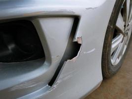 graffi sull'auto dopo un incidente danni al paraurti anteriore. foto
