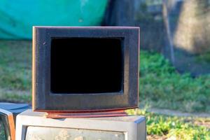 vecchia televisione analogica degli anni '90 rotta foto