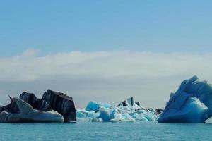 iceberg blu chiaro brillante che galleggia nell'acqua fredda blu del lago jokulsarlon in islanda 20 foto