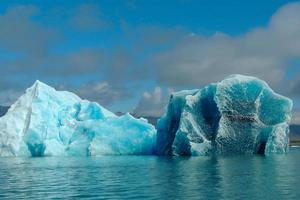 iceberg blu chiaro brillante che galleggia nell'acqua fredda blu del lago jokulsarlon in islanda 38 foto