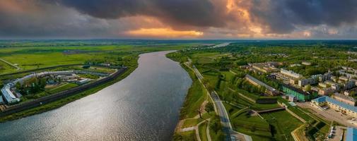 bella vista panoramica aerea della città di daugavpils foto