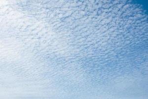 cielo azzurro fresco e morbide nuvole bianche, pulite in una calda giornata estiva. il concetto per la sensazione di clima fresco. foto