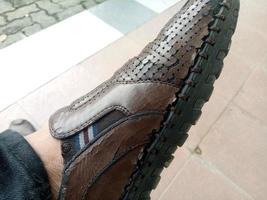 scarpe pantofola marroni con superficie screpolata foto