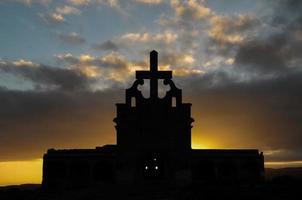 edificio silhouette al tramonto foto