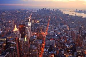 panorama di vista aerea dell'orizzonte di New York City Manhattan al tramonto foto