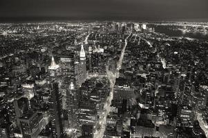 vista aerea dell'orizzonte di manhattan di new york city al crepuscolo in bianco e nero foto