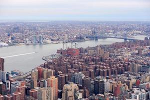 vista aerea dello skyline di brooklyn da new york city manhattan foto