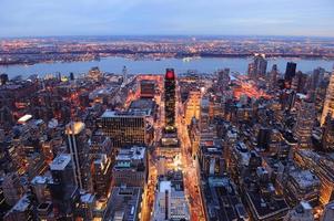 vista aerea dell'orizzonte di New York City Manhattan al crepuscolo foto