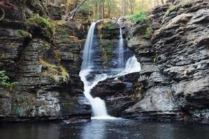 cascata d'autunno in montagna foto