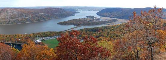 panorama di vista aerea della montagna dell'orso di autunno con il fiume di Hudson foto