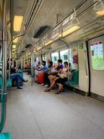 singapore-20 maggio 2019 turista sul treno mrt foto