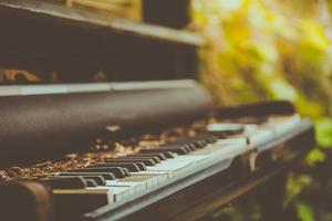 vecchio pianoforte in giardino.soft focus.stile vintage. foto