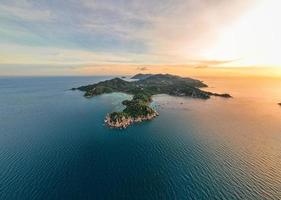 il sole sorge al mattino al mare dell'isola. foto