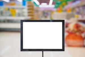 bordo bianco con supermercato sfocato per lo sfondo foto