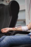 donna che dona sangue foto