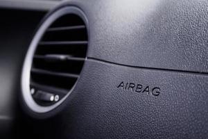 segno dell'airbag di sicurezza in macchina foto