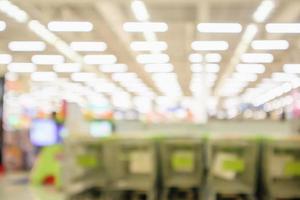 carrello della spesa astratto di sfocatura sullo sfondo del supermercato foto