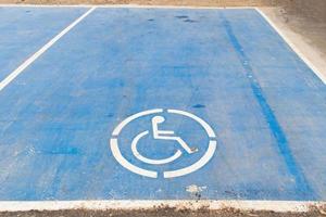 Disabilita il segno sul parcheggio di colore blu della vernice foto