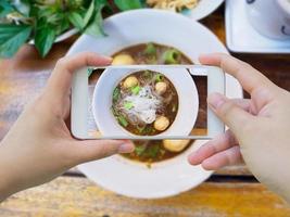 Zuppa di noodle con polpette di carne in stile tailandese foto