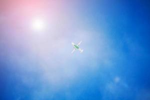 aereo che vola con il cielo blu foto