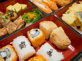 bento box con sushi foto