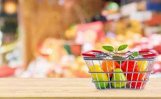 carrello con frutta sul tavolo di legno sopra il supermercato del negozio di alimentari sfoca lo sfondo