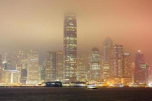 hong kong di notte nebbiosa foto