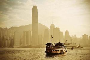 skyline di hong kong con barche foto