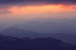sagome di montagna al tramonto foto