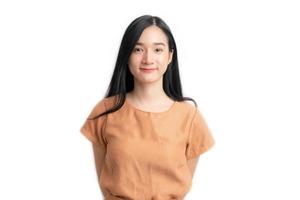 ritratto di donna asiatica e sorriso con copia spazio su sfondo bianco foto