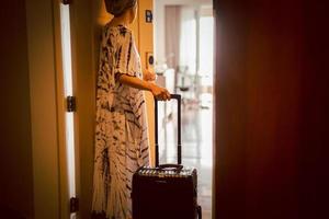 donna turistica apre la porta della camera d'albergo, vacanza concettuale. foto